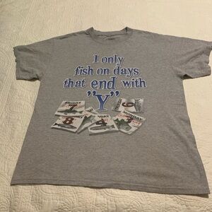 I only fish on days that end with Y PreOwned SS Gray Tshirt Size Large